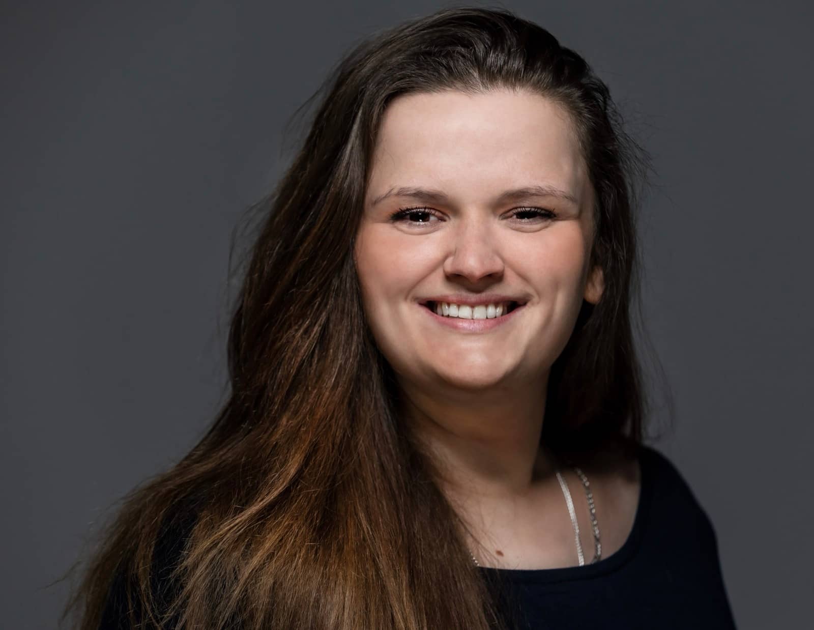 Nicole, Fahrlehrerin, lächelt in die Kamera